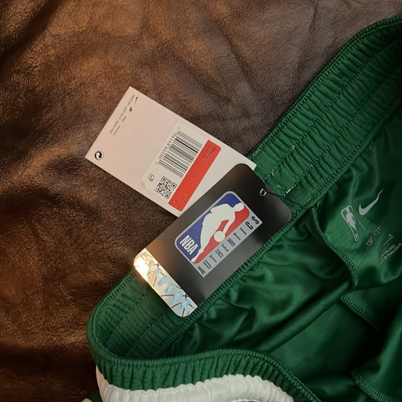 Celtics full uniform plus 2 hats - Picture 13 of 15